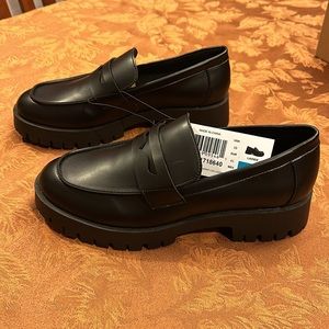 Steve Madden ladies  lug loafer size 10 color black BNIB